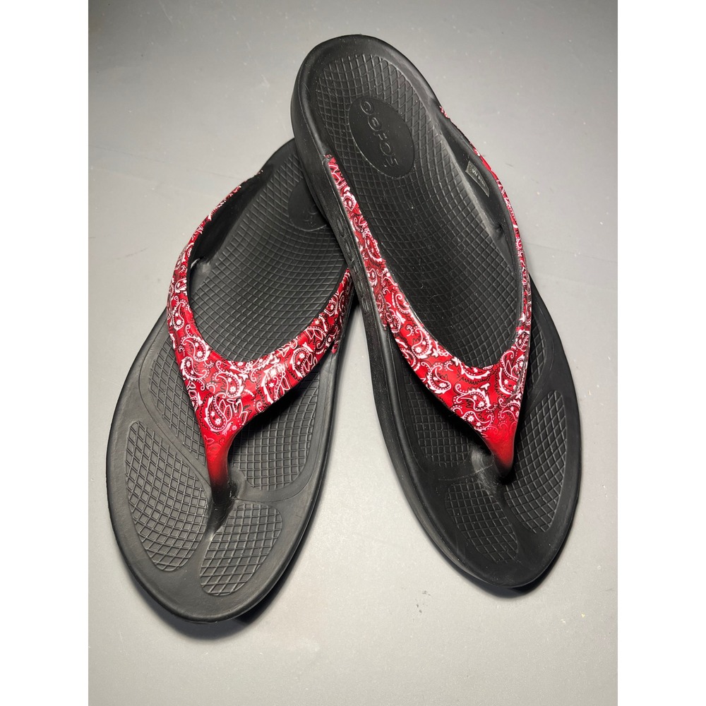 OOFOS OOlala Recovery Sandals Womens 11 Red Paisley Bandana Black Flip Flops